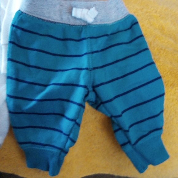 Carter's onesie and pants - Picture 3 of 5